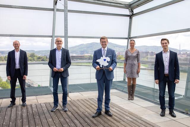 Von links: tech2b-Geschäftsführer Raphael Friedl, Klaus Grübel, Gründer Pansatori GmbH, Wirtschaftslandesrat Markus Achleitner, Nora Mack, Leiterin des Medizintechnik-Clusters sowie Fabian Lichtenstein, Gründer von blockhealth GmbH.