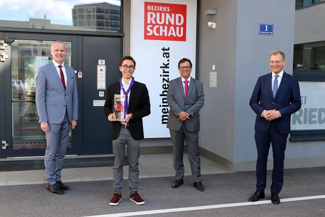 Noah Kramer (2.v.l.), Sieger der Kategorie "Jung&amp;Engagiert", mit Landeshauptmann Thomas Stelzer (re.), OÖ-Versicherung Generaldirektor Othmar Nagl (re.) und Michael Trnka (ORF Oberösterreich). | Foto: eventfoto.at/Maringer