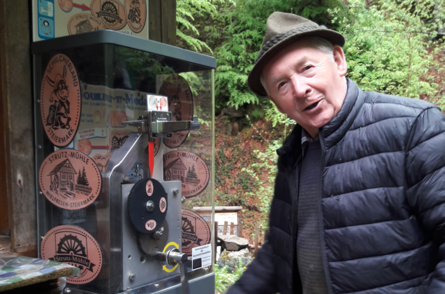 Eine neue Attraktion für Gäste aus nah und fern: Bei der Strutz-Mühle in Wies gibt es einen neuen Münzprägeautomaten. Peter Fürbass ist von den Münzen begeistert.  | Foto: Strejcek