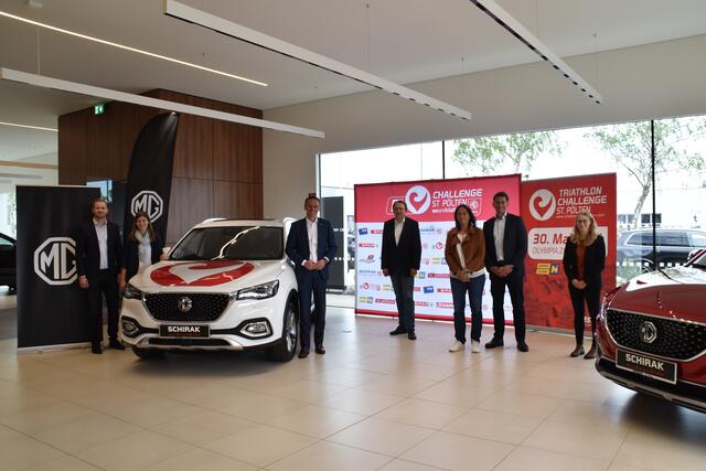 Florian und Theresa Schirak, Sportlandesrat Jochen Danninger, Bürgermeister Matthias Stadler, Petra und Christoph Schwarz und Lena Bancalari.  | Foto: Katharina Gollner