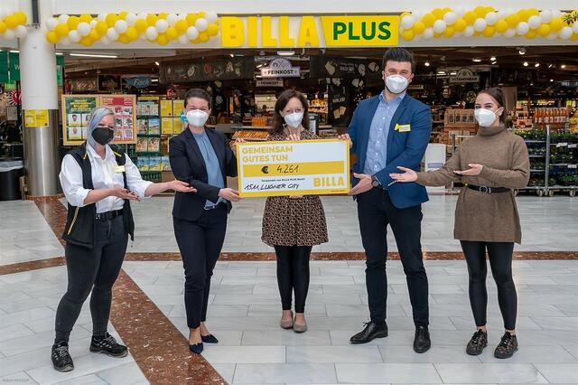 Christina Chmelar-Kohl (Bereichsleitung O&amp;G BILLA PLUS Lugner City), Heidrun Puscher (BILLA Vertriebsmanagerin), Barbara Hahn (Pflegedirektorin St. Anna Kinderspital), Senad Omanovic (Marktmanager BILLA PLUS Lugner City) und Doris Münzker (BILLA Bürolehrling) bei der Spendenübergabe. | Foto: Billa