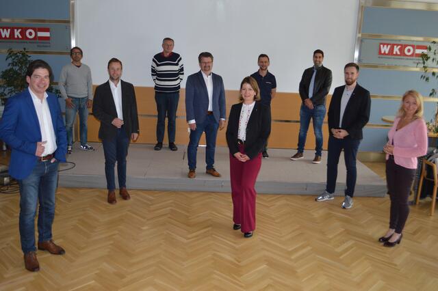 Obmann Klaus Aitzetmüller, Thomas Höfer (Kaufhaus Höfer e.U., Schlierbach, Hannes Schmid (Schmid Transporte &amp; Erdbewegungen, Roßleithen), Kuno Haas (Grüne Erde GmbH, Pettenbach), Dietmar Ruttensteiner (Ruttensteiner Consulting, Ried/Trkr.), Bezirkshauptfrau Elisabeth Leitner, Paul Neuburger (Neubau-Büro, Pettenbach), Christoph Schwingenschuh (Tischlerei Schwingenschuh, Nußbach), Martin Schiller (InnoHD, Inzersdorf), Brigitta Schickmaier (Konditorei der anderen Art, Pettenbach)
  | Foto: WKO Kirchdorf