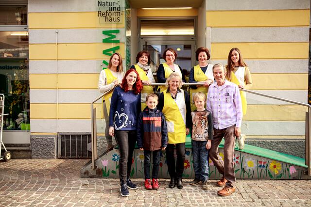 Engagement und Authentizität zahlen sich aus: Claudia Wiesenreiter mit ihrer Familie und ihrem tollen Team.
