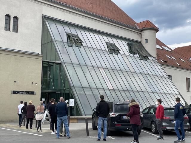 Vor dem Veranstaltungszentrum Judenburg gab es Schlangenbildung. | Foto: Verderber