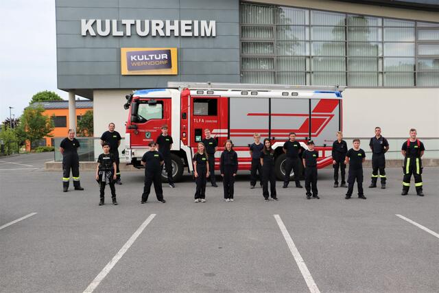 Für Liegestützen und Kniebeugen nutzte die Feuerwehrjugend den Vorplatz vom Kulturheim Werndorf. | Foto: Edith Ertl