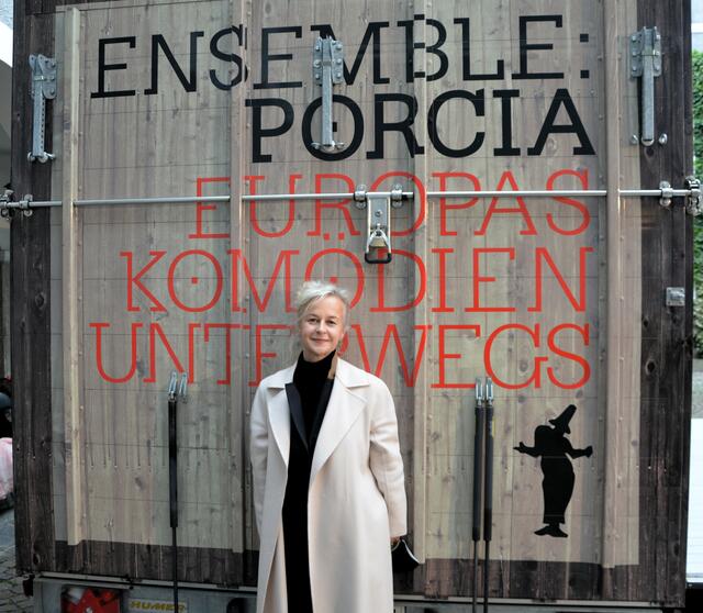 Intendantin Angelica Ladurner vor dem Theaterwagen