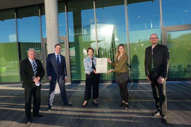 Auszeichnung des Klimaschulen-Projektes "Klima-Biene macht Schule" mit Naturpark-Obmann Franz Grabenhofer, Leiter Referat Umwelt und Raumordnung Land Steiermark Gerhard Rupp, Landesrätin Ursula Lackner, Projektleiter Victoria Allmer und Reinhold Schöngrundner | Foto: KK