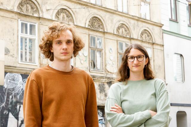 Serafin Fellinger und Doris Glaser von den Jungen Linken vor einem leerstehenden Gebäude.  | Foto: Julia Prassl/Junge Linke