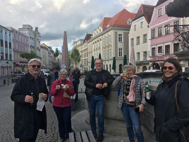 „Die auf diesem Foto dokumentierte Zusammenkunft von Steyrer Grünen beim Leopoldibrunnen wäre nach Kundmachung des geplanten Verbotes in dieser Form verboten“, so Reinhard Kaufmann.  | Foto: Grüne Steyr