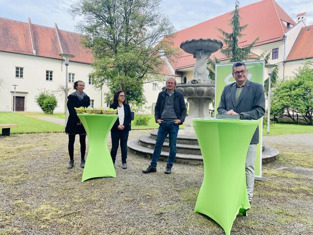 Spitzenkandidat der Grünen in Braunau Günter Winterstätter (re.) mit den Grüne-Gemeinderäten Elke Gapp, Lizeth Außerhuber-Camposeco und Franktionsobmann Manfred Hackl (v. li.).  | Foto: Höllbacher