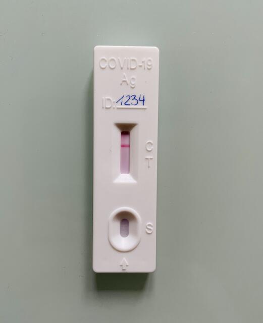 Der individuelle 4-stellige Code muss auf as Test-Kit geschrieben werden. | Foto: Barbara Schuster