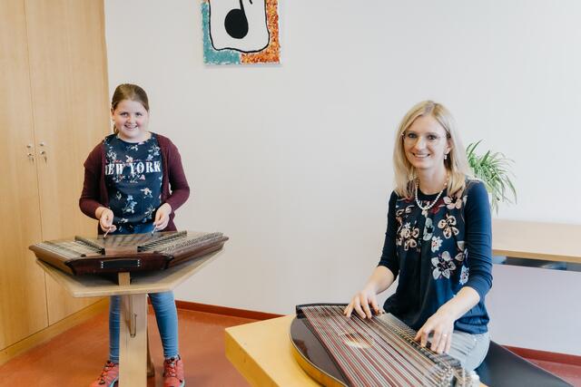 Lisa mit ihrer Hackbrett- und Zitherlehrerin Birgit Gutleder beim Filmdreh | Foto: Doros Haas
