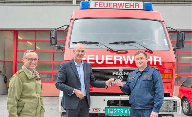 Bürgermeister Thomas Oberbeirsteiner und FF Kdt HBI Schrott Martin bei der Übergabe  | Foto: Foto: Rovara