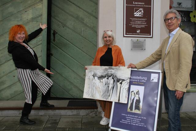 Jasmin Holzmann-Kiefer, Johanna G. Löffler und Karl Schober (v. l.) freuen sich auf die "starke" Ausstellung im Lerchhaus. | Foto: Josef Fürbass