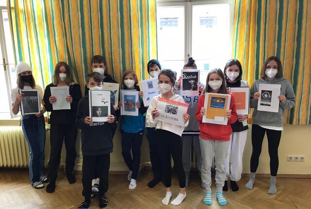 Voller Stolz präsentieren die Schüler der 3b ihre fertigen Portfolios, die sie im Deutschunterricht zusammengestellt haben. | Foto: MS/SMS Feldbach