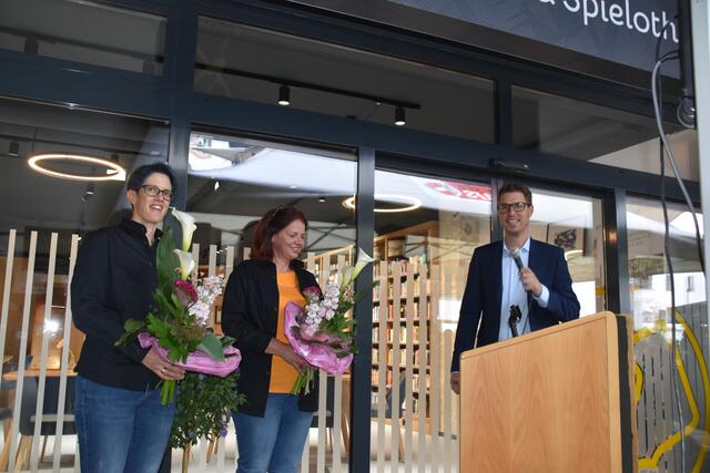 Stolz und froh über diese neue Einrichtung: Büchereileiterin Nadja Fenneberg, Stv. Maria Waldhart (li.) und Bgm. Christian Härting.
