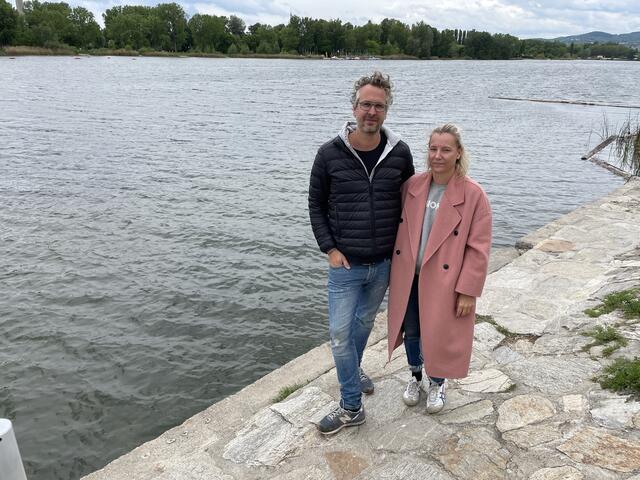 Familie Koller bedauert, dass der beliebte Holzsteg bei der oberen alten Donau entfernt wurde.  | Foto: Brandl
