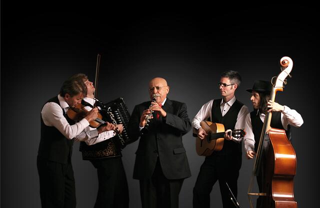Der King of Klezmer, Giora Feidman und Gitanes Blondes ist am 30. Mai zu Gast im Kunsthaus Weiz. | Foto: Dana Stefanache (2x)