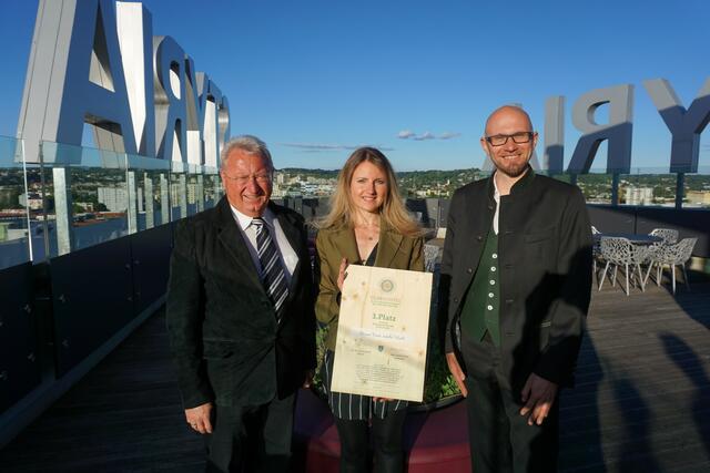 Preisträger des Biodiversitätspreises „Silberdistel“ – 3. Platz an das Klimaschulen-Projekt "Klima-Biene macht Schule", v.l.n.r. Naturpark-Obmann Franz Grabenhofer, Projektleiter Victoria Allmer und Reinhold Schöngrundner | Foto: KK