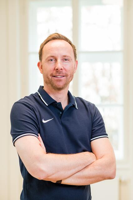 "Das Gehirn verantwortet alles im Körper. Seine Hauptaufgabe ist das Überleben zu sichern", erklärt der Physiotherapeut Albert Jan Dudziak, Gründer der Praxis "physio4health" in der Stadt Salzburg.