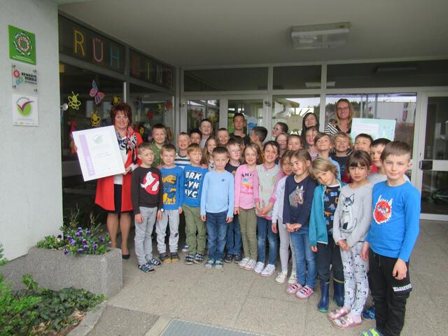 Die Volkschule St. Stefan mit Schulleiterin Erna  Allerstorfer (l) darf sich bereits zum zweiten Mal über die Verleihung des Gütesiegels „Gesunde Schule“ freuen. | Foto: VS St.Stefan 