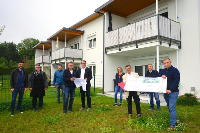 Vertreter von OSG, Gemeinde und Baufirma geben den Startschuss für den Bau von sechs neuen Wohnungen in St. Martin an der Raab.  | Foto: Kloiber
