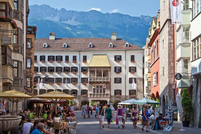 Gastgärten sind ein wichtiger Teil der Altstadt, eine individuelle Behandlung eines Gastronomens durch die Stadt sorgt jedoch für Irritationen. | Foto: Ibk Tourismus