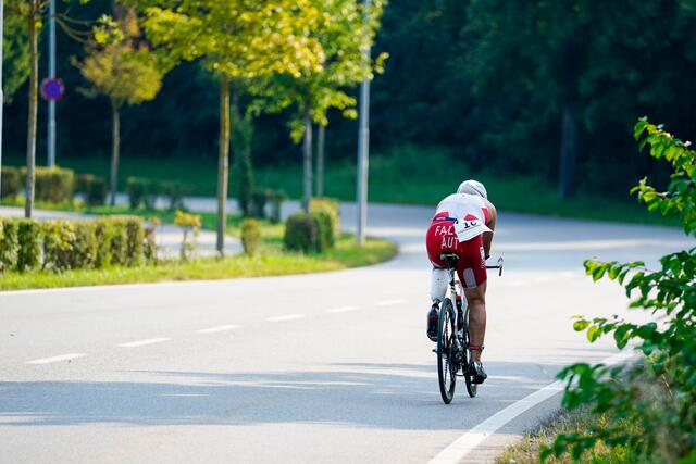Die Athleten sind für den Triathlon bereit.  | Foto: Bestzeit