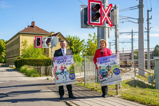 „Sei g’scheit“-Lokalaugenschein bei der Eisenbahnkreuzung beim Bahnhof Alpenbahnhof: Mobilitätslandesrat Ludwig Schleritzko und Niederösterreich Bahnen Geschäftsführerin Barbara Komarek. | Foto: NB/Bollwein