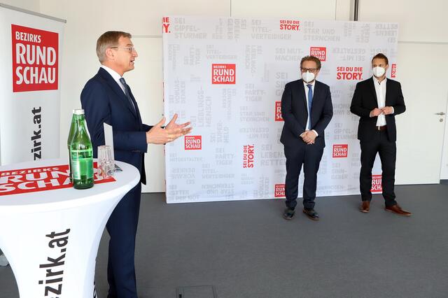 Landeshauptmann Thomas Stelzer, Thomas Reiter (Geschäftsführer BezirksRundschau) und Thomas Kramesberger (Stv. Chefredakteur). | Foto: eventfoto.at/Maringer