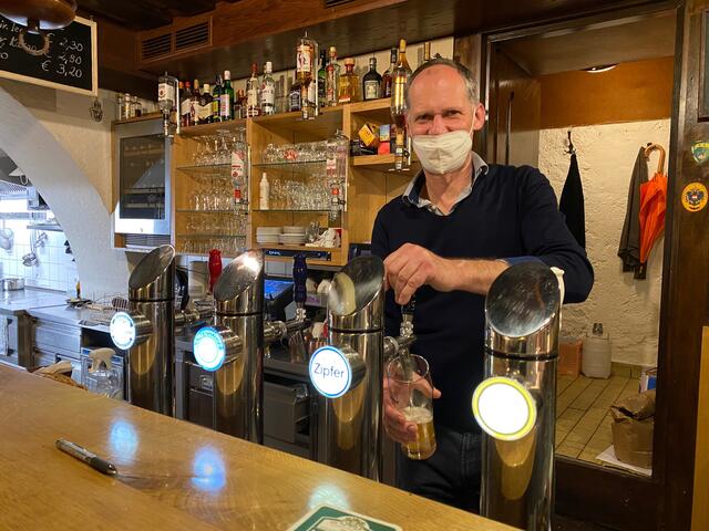 Edgar Fessl dort, wo man ihn kennt: Hinter der Bar seines Wirtshauses "Salzmühle".