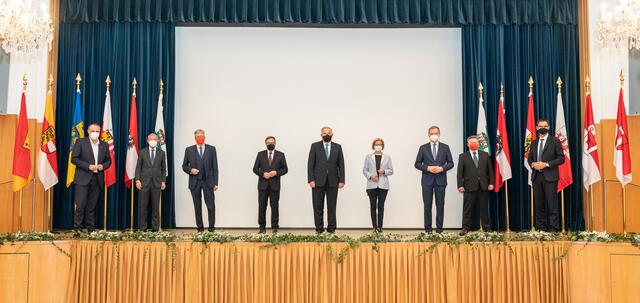 Die neun Landeshauptleute Doskozil, Haslauer, Kaiser, Platter, Schützenhöfer, Mikl-Leitner, Stelzer, Ludwig und Wallner (v. l.) auf der Kurhausbühne | Foto: Land Steiermark