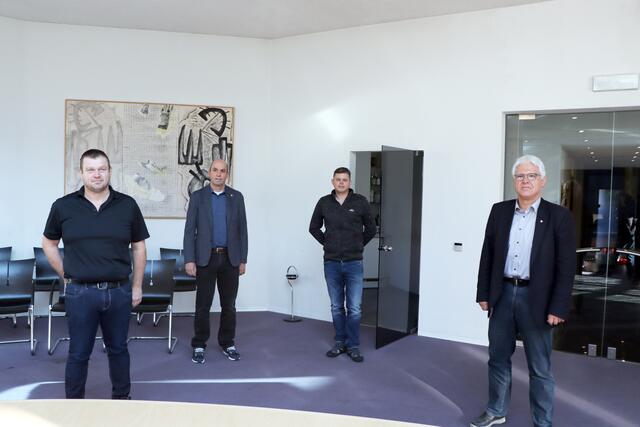 Das Dienstverhältnis mit Werner Millinger (2.v.li.) wird mit 31. Juli beendet. Im Bild mit Venet-Aufsichtsrats-Vorsitzender Vizebgm. Thomas Hittler, Betriebsleiter Christian Wucherer und Bgm. von Zams Siegmund Geiger (v.l.).