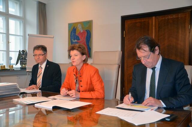 Johannes Verdross (li.) ist ein Kenner der Finanz- und Budgetsituation der Stadt Innsbruck. Hier gemeinsam mit Christine Oppitz-Plörer und dem ehemaligen Finanzdirektor Josef Hörnler beid er Präsentation des Beteiligungsberichtes 2012. | Foto: Stadt Innsbruck