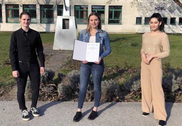 Vollnhofer Eva, Laura Scheibelhofer und Durdane Kurbanova (v.l.) analysierten die traditionellen bgld. Hausformen | Foto: HTL Pinkafeld