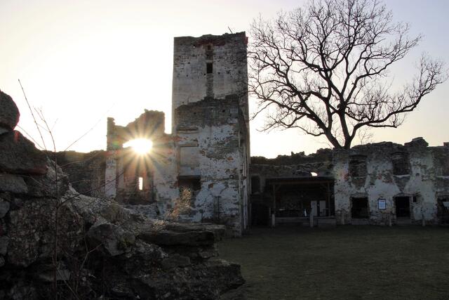 Lichtblick für ein historisches Juwel: Der Burgverein Spilberg wird weiterexistieren und damit die Rettung der riesigen Ruine sichern.  | Foto: Eckhart Herbe
