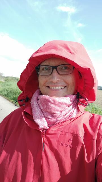 Ihr erster Streckenabschnitt entlang des E8 führte Aina Miriam Geber ausgehend von Retz durch das Waldviertel. Obwohl die Sonnenstunden zählbar waren ist die Welser Weitwanderin zielstrebig in Richtung Rotterdam unterwegs. | Foto: Aina Geber