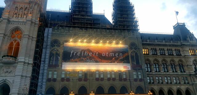 "freiheit atmen" als Innsbrucker Botschaft am Wiener Rathaus. | Foto: Twitter/Joanalistin