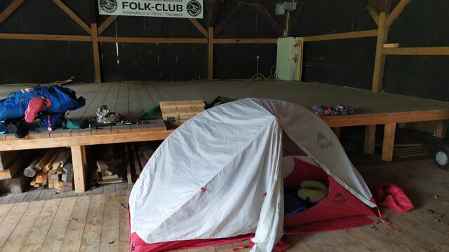 "Nicht recht idyllisch, aber trocken". Nachdem die ersten Trailtage am E8 von nassem und kühlen Wetter geprägt waren suchte sich die Welser Weitwanderin Aina Geber Unterschlupf und war begeistert von der Hilfsbereitschaft der Waldviertler. | Foto: Aina Geber