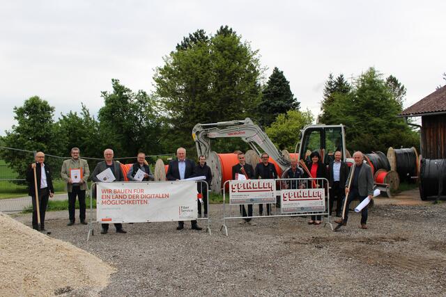 Die Bürgermeister der Gemeinden Mühlheim, Kirchdorf, St. Georgen, Mörschwang und Weilbach mit LAbg. Alfred Frauscher, DI Wachutka und Vertretern der Spindler Bau GmbH beim Spatenstich. | Foto: Schachinger
