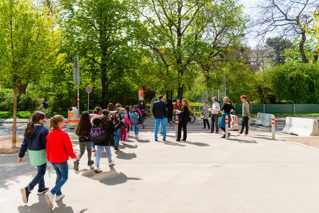 Der Weg von der Schule in den Park wird stark genutzt. Geplant ist, das Schulvorfeld nächstes Jahr, im Sommer 2022, umzugestalten. | Foto: GB/Dutkowski