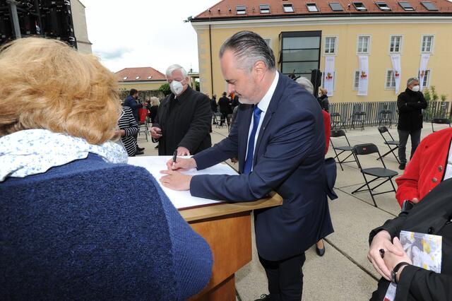 Landeshauptmann Hans Peter Doskozil trägt sich ein in das Gästebuch. | Foto: LMS
