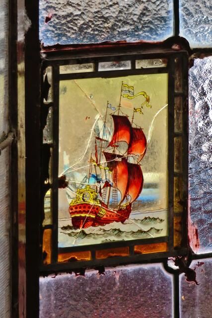 So schade, dass dieses hübsch bemalte Glasfenster gesprungen ist.