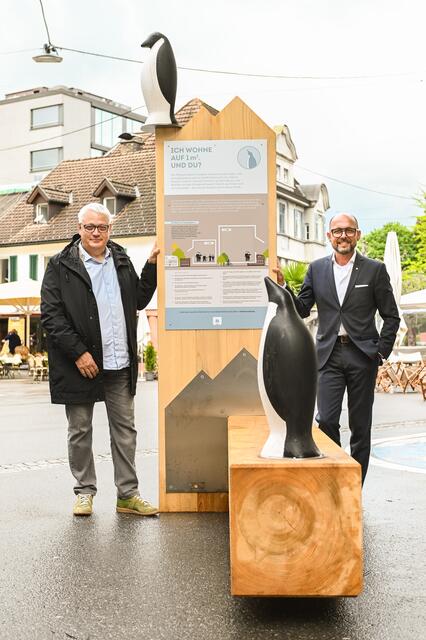 Bürgermeister Michael Ritsch (re.) mit Stadtrat Heribert Hehle vor der Installation am Sparkassenplatz | Foto: Udo Mittelberger
