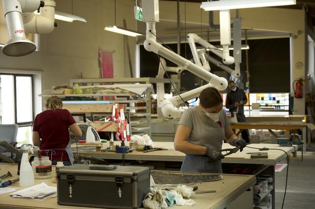 In der Werkstätte werden die einzelnen Felder nach gründlicher Reinigung und nötiger Restaurierungen wieder neu eingefasst.