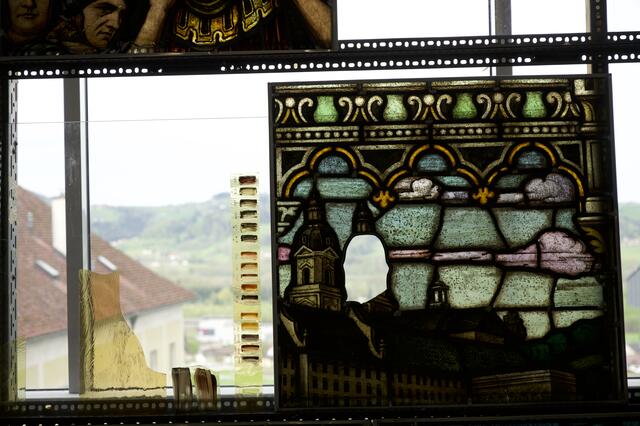 Die Darstellung des Stifts St. Florian erhält in der Glaserei des Stifts Schlierbach einen neuen Turm.
