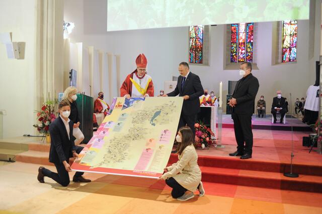 Diözesanbischof Ägidius Zsifkovics übergab Landeshauptmann Hans Peter Doskozil als Geschenk an das Land eine Karte mit allen burgenländischen Pfarren. | Foto: LMS