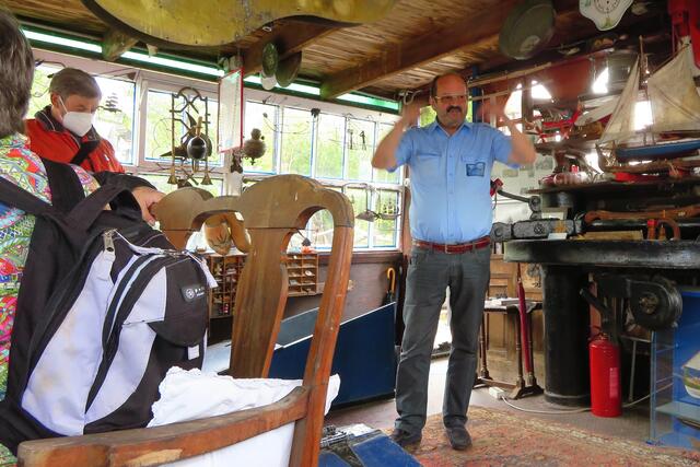 Und nein, er tanzt nicht den Vogerltanz, sein Vortrag wird nur gestenreich untermalt. 