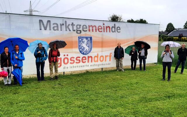 Start der naturkundlichen Wanderung war beim Sportzentrum der Marktgemeinde Gössendorf.  | Foto: KEM GU-Süd