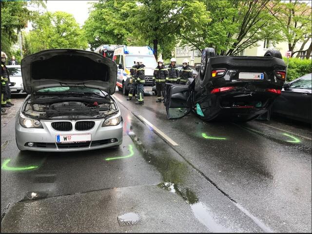Durch den Aufprall landete das Fahrzeug der 82- Jährigen auf dem Dach | Foto: LPD Wien